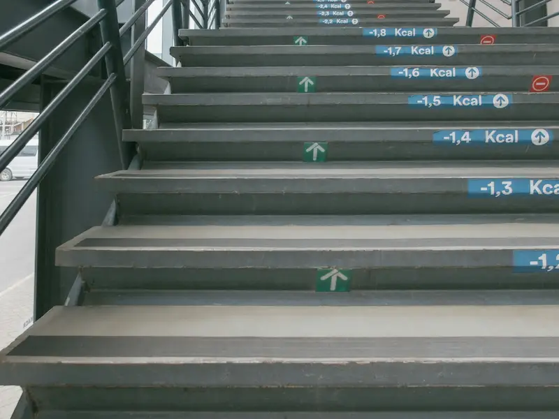 Staircase with calorie indicators, illustrating how Vitality status levels and points progression work
